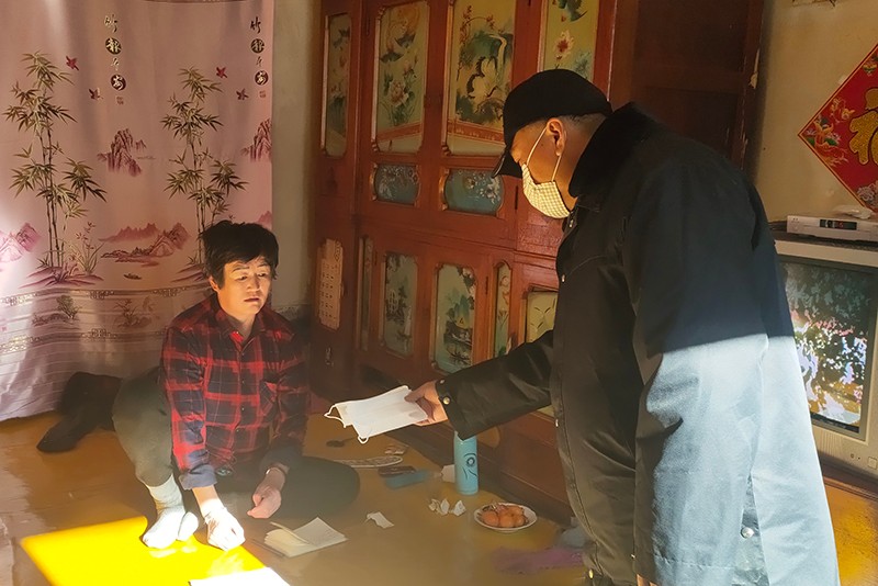 林场为居民发放医用口罩2.jpg